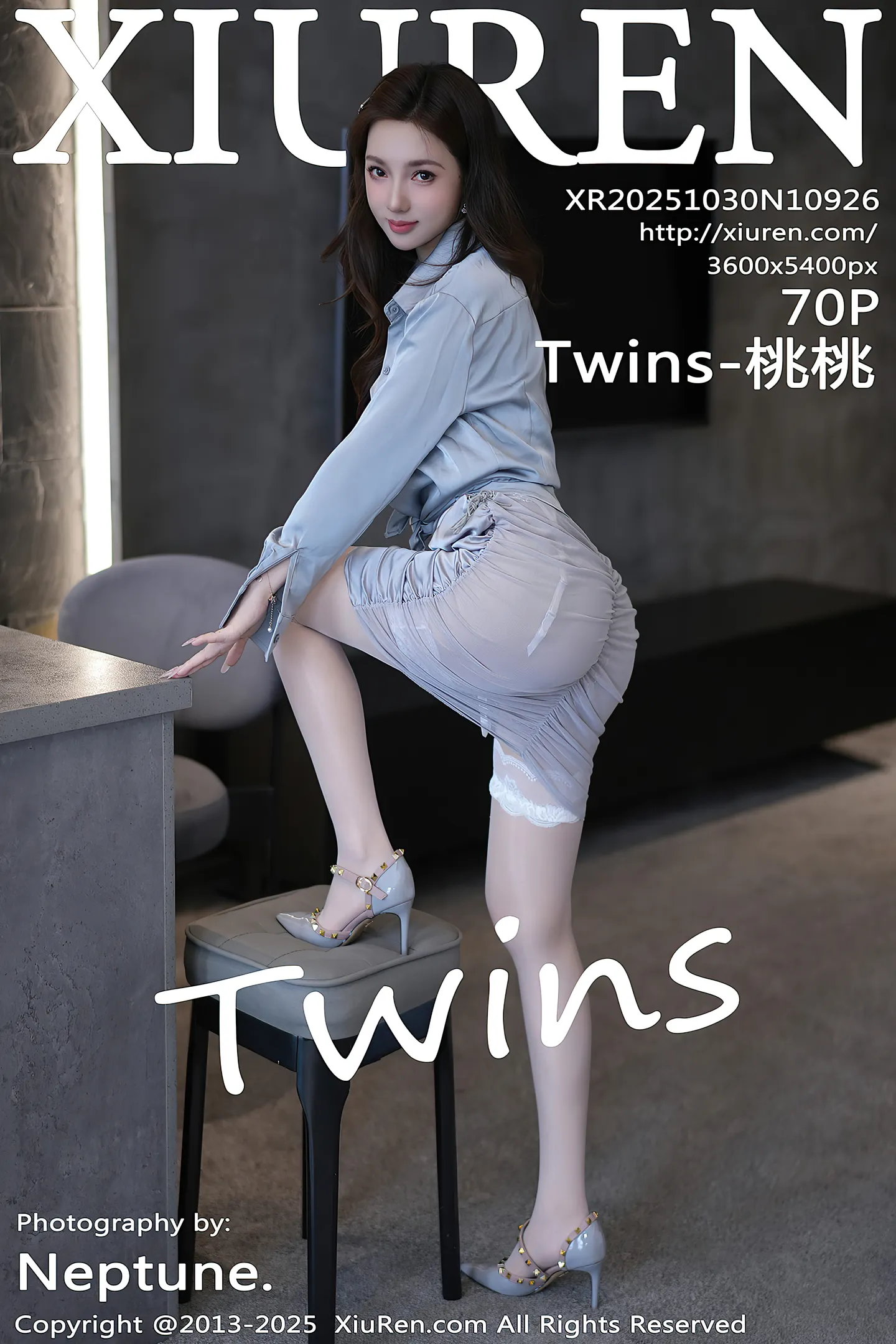 [XiuRen秀人网]No.10926_模特Twins-桃桃性感浅色连衣短裙配白丝吊袜秀曼妙身姿诱惑写真70P-秀人网 - XiuRen.Pro